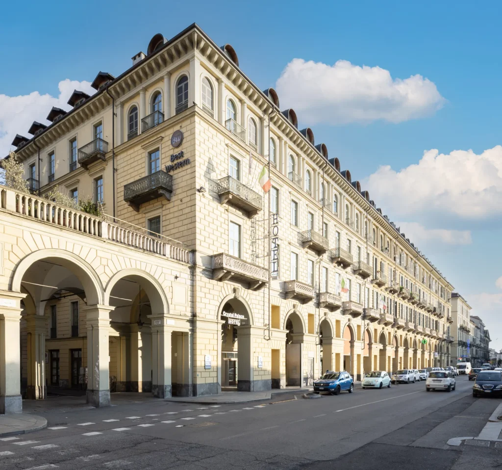 In the picture the facade of the hotel and the building that houses it seen from the street