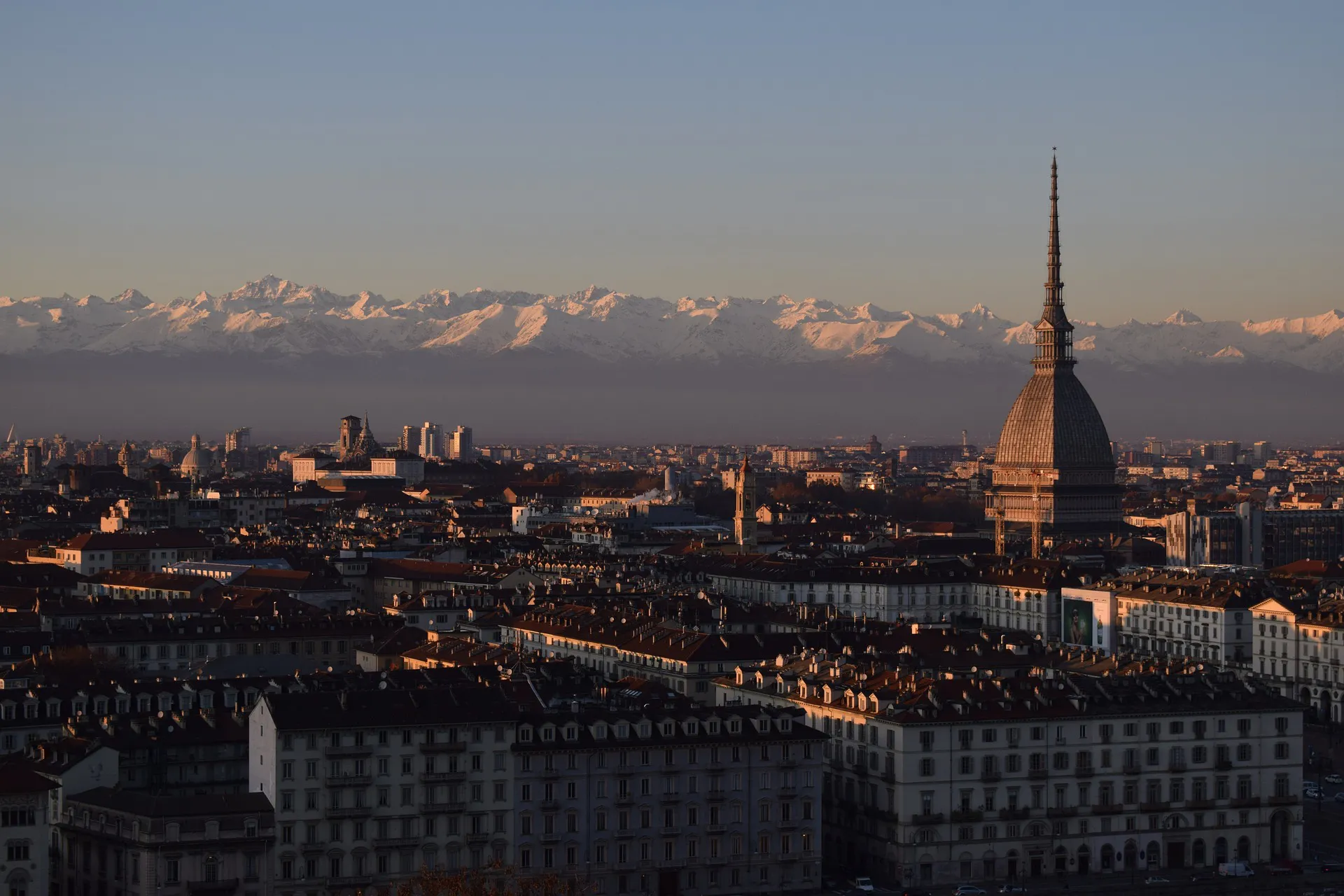 Nell'immagine si vede Torino dall'alto con le Alpi sullo sfondo